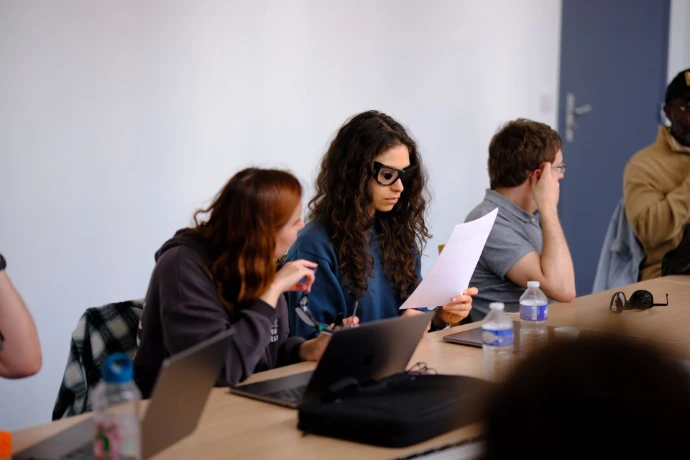 Des apprenants de la formation Inclusive research simulent des situation de handicap dans un exercice d'empathie