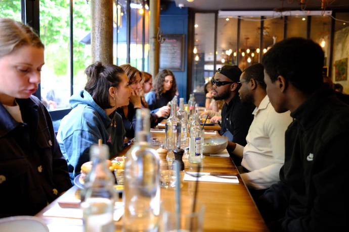 Déjeuner entre les apprenants et les stagiaires déficients visuels du CFRP Valentin Haüy