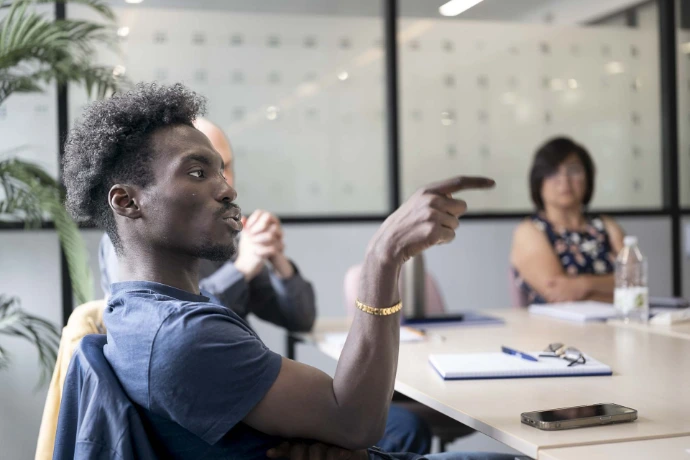 Un apprenant pose une question pendant une formation accessibilité numérique