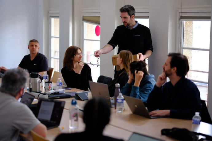Tanguy le formateur de Donut Panic fait passer des lunettes spéciales permettant de simuler les handicaps visuels