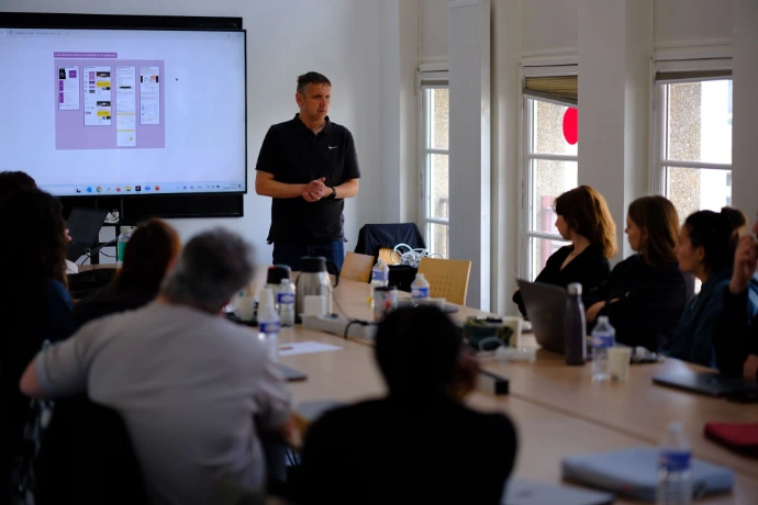 Yannick, expert du CFRP Valentin Haüy intervient pendant une session de L'Immersion A11Y