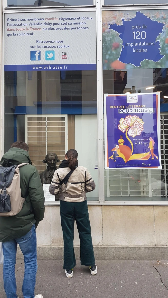 Des apprenants de la formation L'Immersion A11Y qui observent la vitrine du CFRP Valentin Haüy à Paris