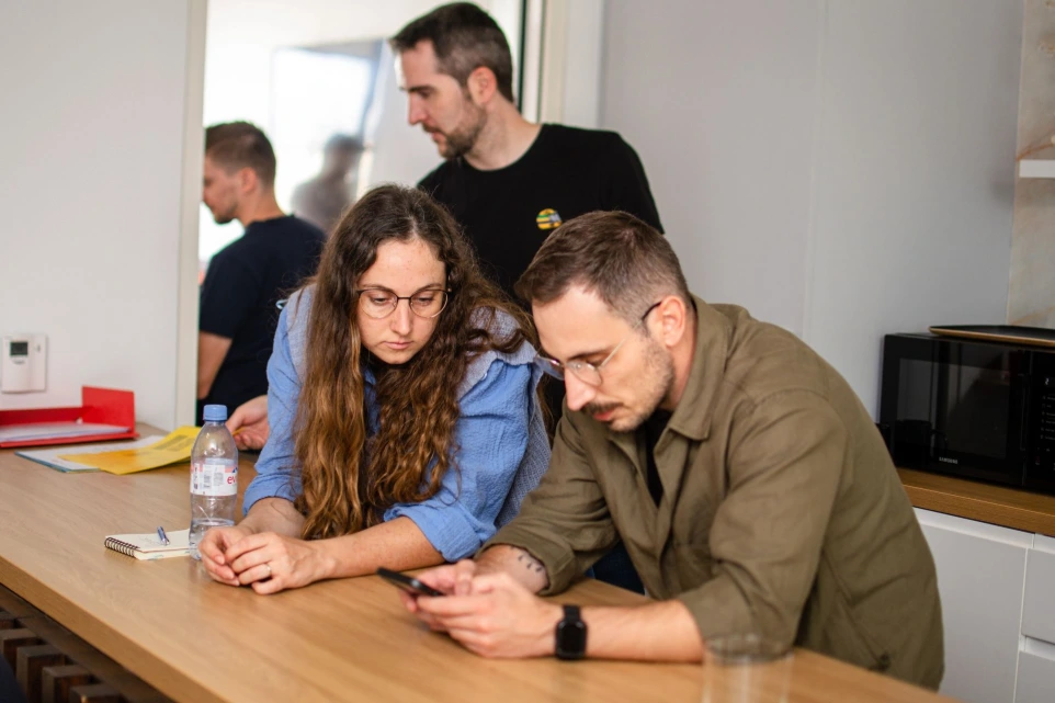 Des apprenants testent Talkback sur iPhone