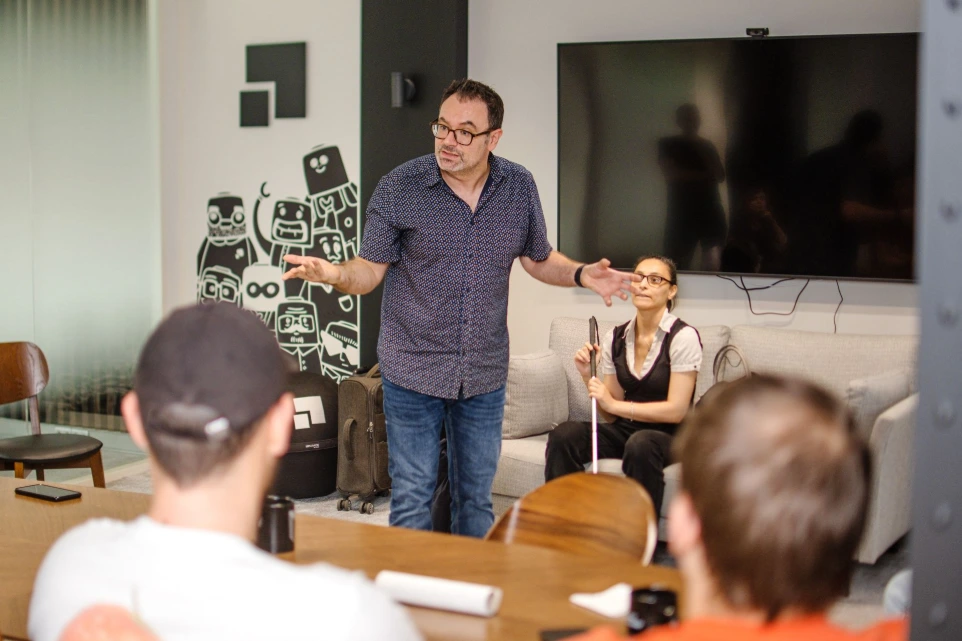 Un expert du CFRP Valentin Haüy explique une situation quotidienne de contrainte pour une personne présentant un déficit visuel