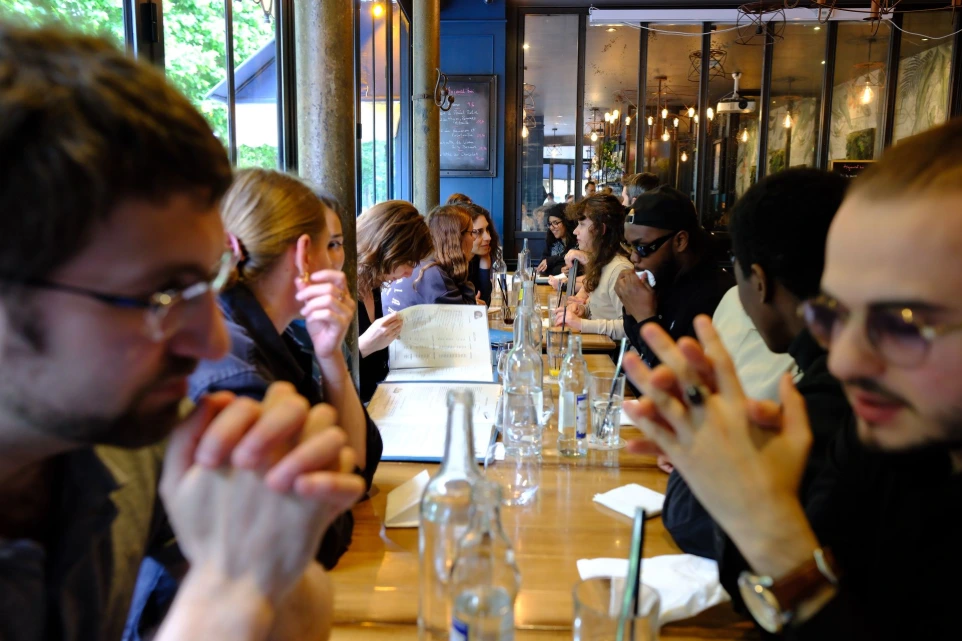 Les apprenants de la formation L'immersion A11Y déjeunent joyeusement avec des stagiaires du CFRP Valentin Haüy
